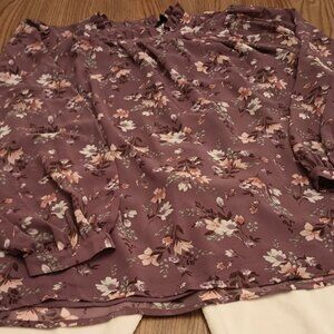 Versona Size XL Lavender Flowered Top (NWT)